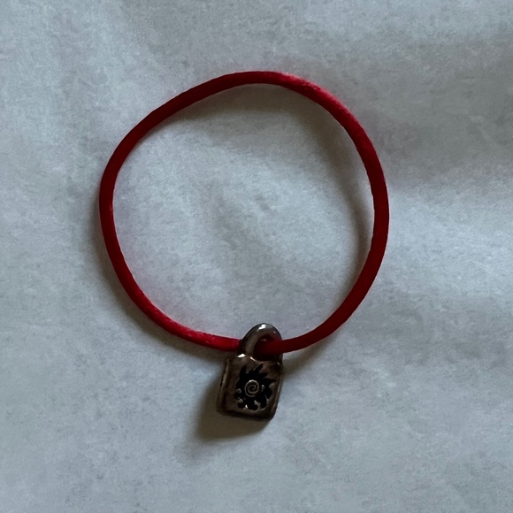 Fun jewelry! UNO de 50 Sterling Charm on Red Bracelet cord; NWOT - Picture 2 of 7